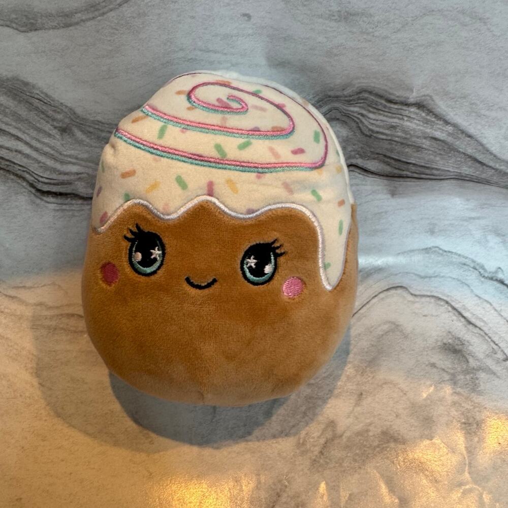 Cinnamon bun Mini Squishmallow